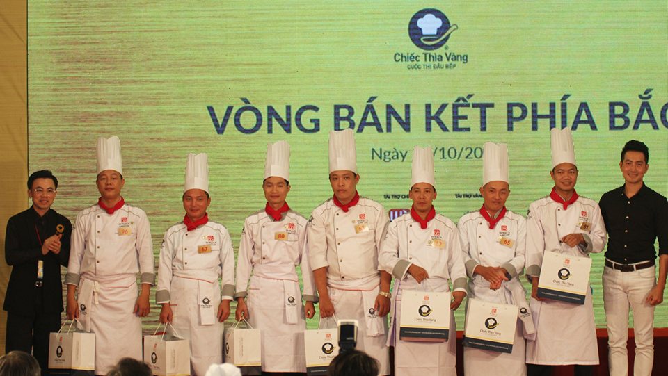 Phó Tổng Giám đốc Công ty TNHH Minh Long 1 Lý Huy Sáng (ngoài cùng bên trái) tặng quà lưu niệm cho các đội đạt giải